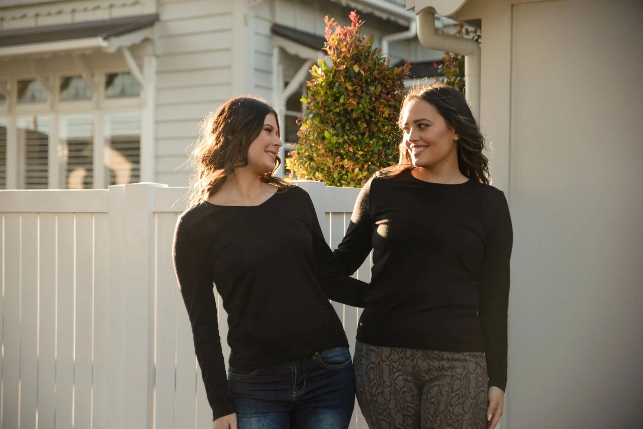 WOMENS 100% MERINO (210) LONG SLEEVE V NECK TOP BLACK